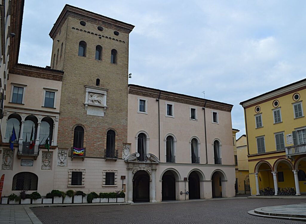 Visiter Crema et la superbe Piazza Duomo où se dresse le Palazzo Pretorio et la Tour Guelfa