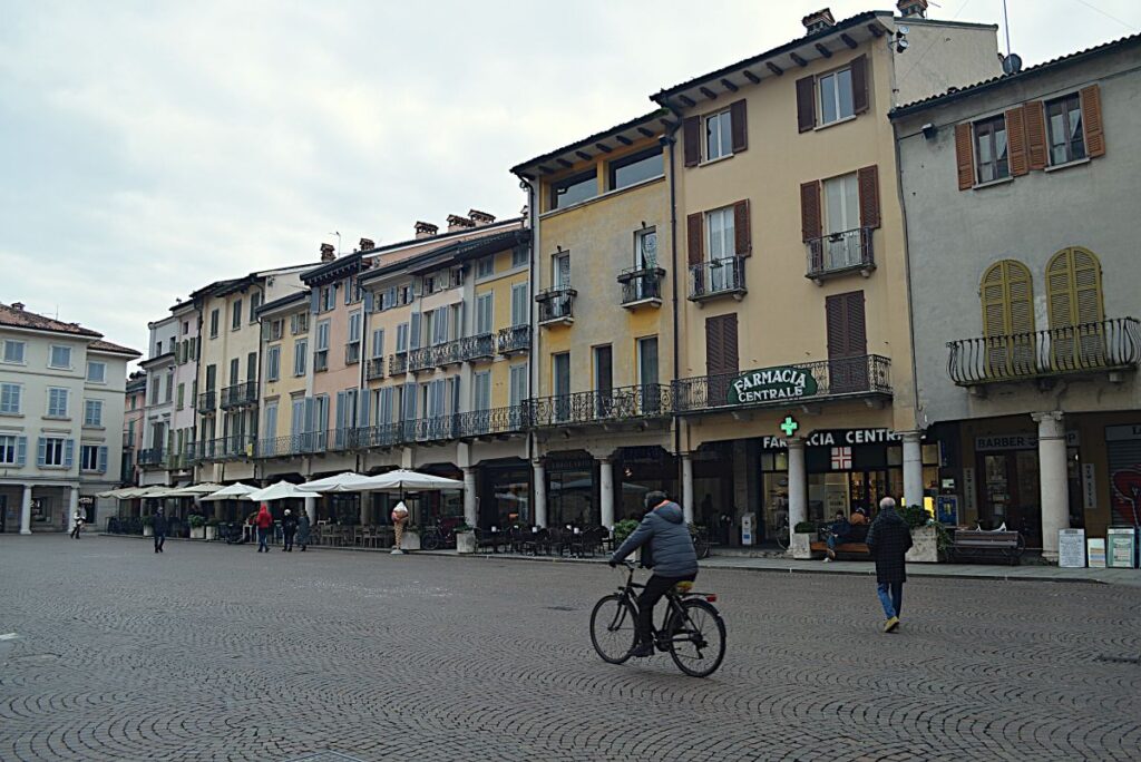 les batisses à arcades sur la Piazza Duomo à Crema en Italie