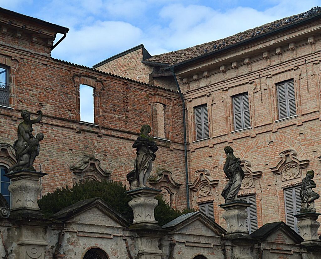Détail des ornements du Palazzo Terni de Gregory à découvrir lors d'une visite à Crema