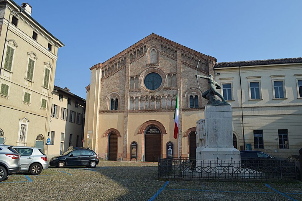 Le théatre de Crema et le monument aux morts per la patrie à voir Piazza Trento e Trieste à Crema