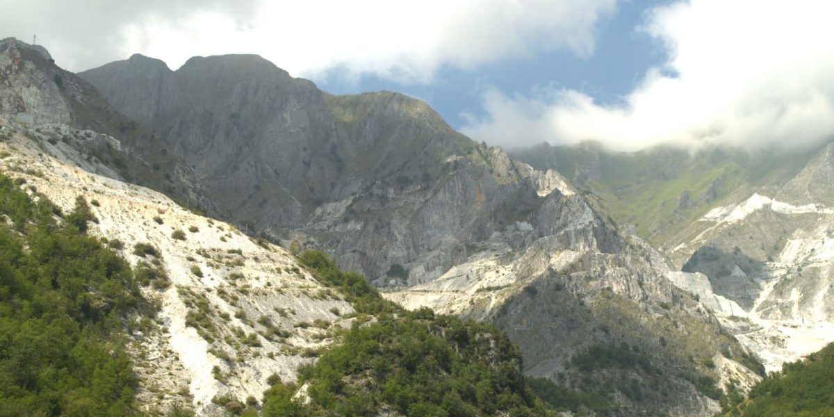 Les alpes Apuanes en Toscane à Carrare